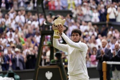 This is a picture of Carlos Alcaraz lifting the Wimbledon trophy in 2023 for the Wimbledon 2024 article preview